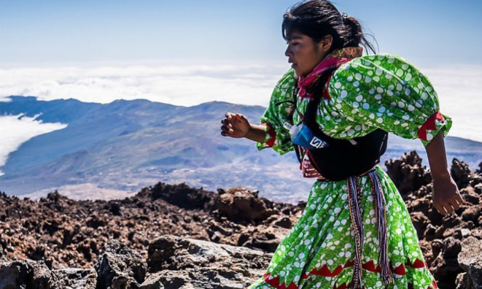 Mujer tarahumara ganó ultramaratón corriendo en sandalias